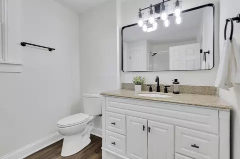 Bath - 638 E 6th Ave, Lancaster, OH 43130 photo 3 of 5