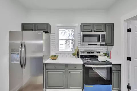 Kitchen - 638 E 6th Ave, Lancaster, OH 43130 photo 3 of 4