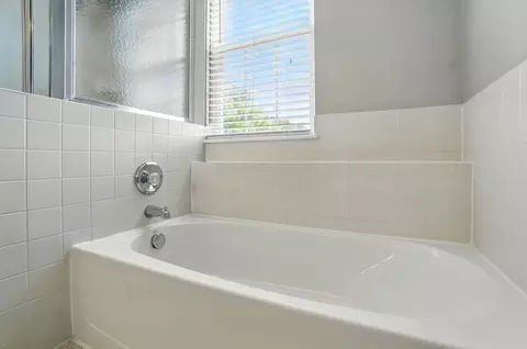 Bath - 747 Range Dr, Galloway, OH 43119 photo 3 of 7