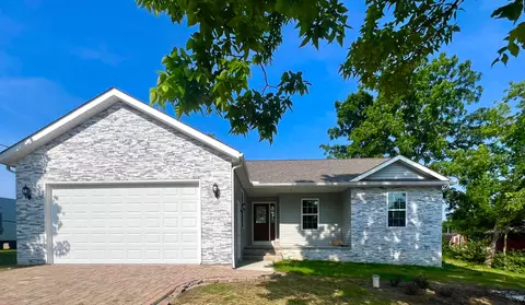 5560 Cedar Dr, Grove City, OH 43123