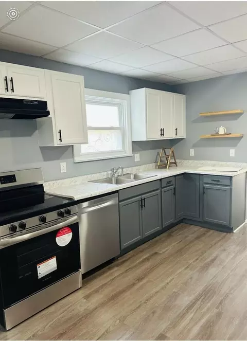 Kitchen - 833 W Mulberry St, Springfield, OH 45506 photo 3 of 5