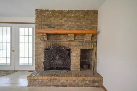 Living - 2987 Old Clifton Rd, Springfield, OH 45502 photo 7 of 15