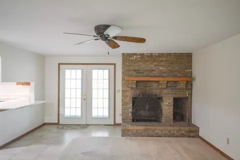 Living - 2987 Old Clifton Rd, Springfield, OH 45502 photo 5 of 15