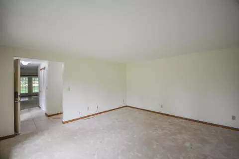Living - 2987 Old Clifton Rd, Springfield, OH 45502 photo 13 of 15