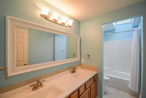 Bath - 2987 Old Clifton Rd, Springfield, OH 45502 photo 4 of 7