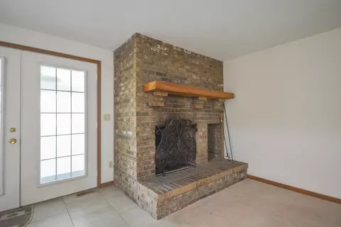 Living - 2987 Old Clifton Rd, Springfield, OH 45502 photo 8 of 15