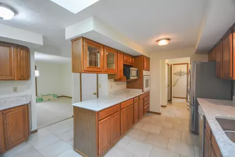 Kitchen - 2987 Old Clifton Rd, Springfield, OH 45502 photo 5 of 10
