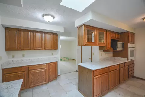 Kitchen - 2987 Old Clifton Rd, Springfield, OH 45502 photo 4 of 10