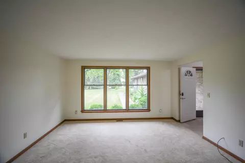 Living - 2987 Old Clifton Rd, Springfield, OH 45502 photo 11 of 15