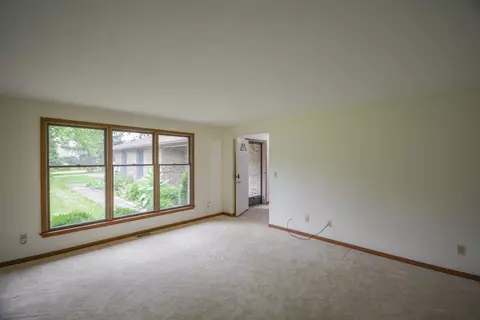 Living - 2987 Old Clifton Rd, Springfield, OH 45502 photo 12 of 15