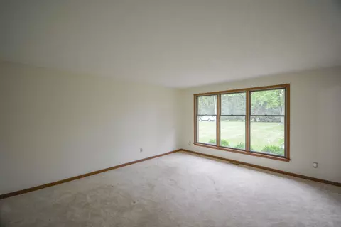 Living - 2987 Old Clifton Rd, Springfield, OH 45502 photo 10 of 15