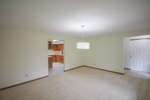 Living - 2987 Old Clifton Rd, Springfield, OH 45502 photo 2 of 15