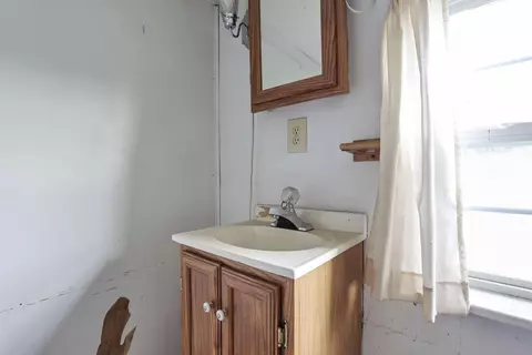 Bath - 156 E Postal Ave, Newark, OH 43055 photo 6 of 7