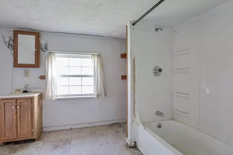 Bath - 156 E Postal Ave, Newark, OH 43055 photo 5 of 7