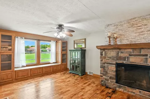 Living - 4544 Hook Rd, Crestline, OH 44827 photo 4 of 4