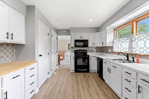 Kitchen - 11826 Elgin Dr, Orient, OH 43146 photo 2 of 3