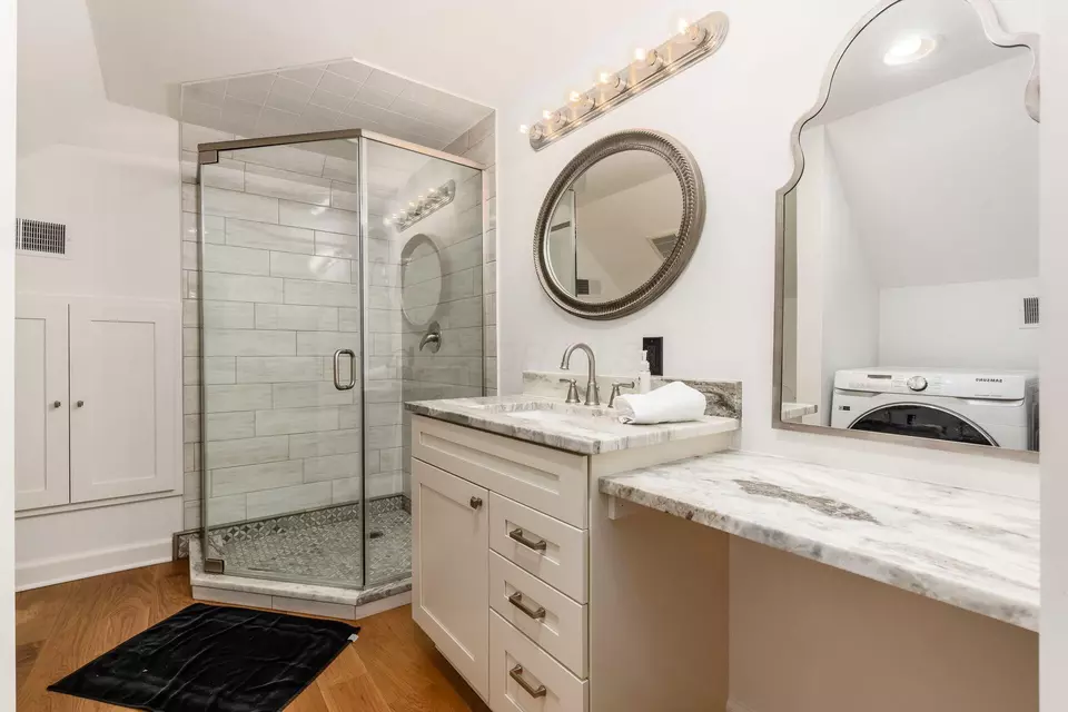 Bath - 390 E Town St #1/2, Columbus, OH 43215 photo 5 of 6