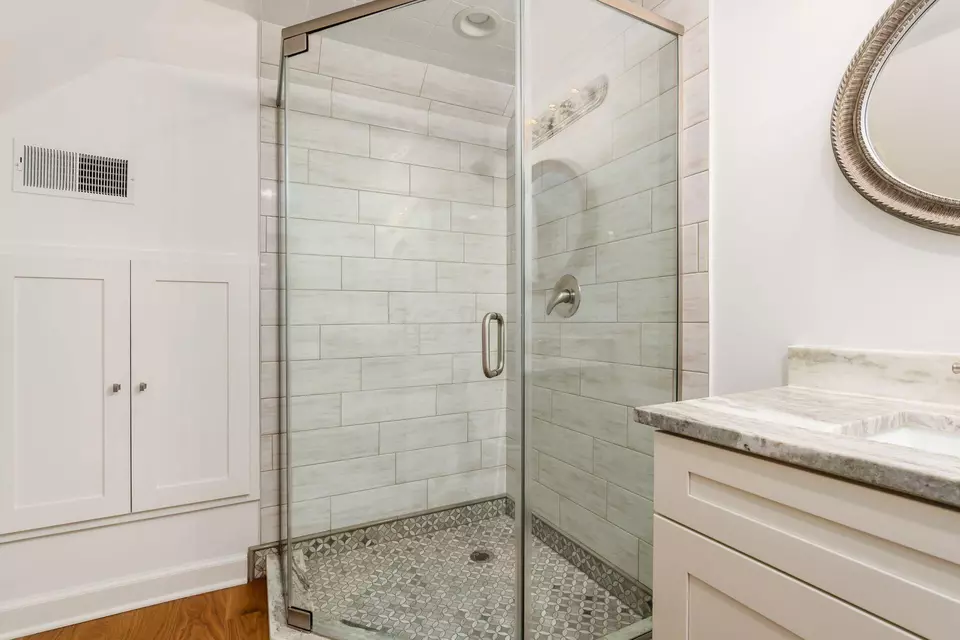 Bath - 390 E Town St #1/2, Columbus, OH 43215 photo 6 of 6