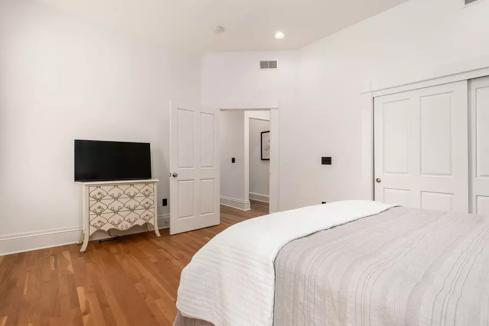 Bedroom - 390 E Town St #1/2, Columbus, OH 43215 photo 3 of 6