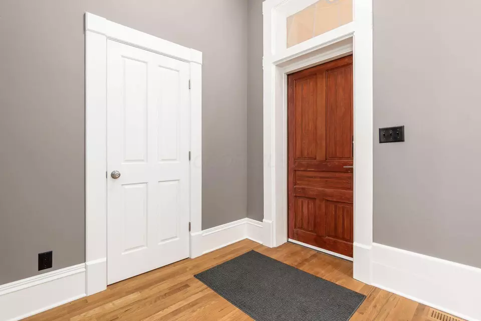 Entry Way - 390 E Town St #1/2, Columbus, OH 43215 photo 2 of 2