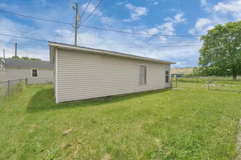 Exterior - 412 E Mill St, Circleville, OH 43113 photo 2 of 4