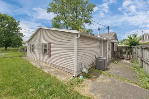 Exterior - 412 E Mill St, Circleville, OH 43113 photo 3 of 4