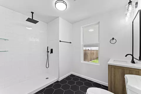 Bath - 137 E Morrill Ave, Columbus, OH 43207 photo 2 of 4