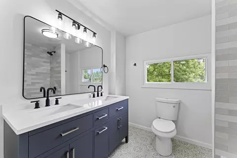 Bath - 137 E Morrill Ave, Columbus, OH 43207 photo 3 of 4