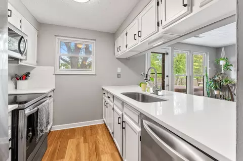 Kitchen - 2165 Millrow Loop, Dublin, OH 43016 photo 4 of 7