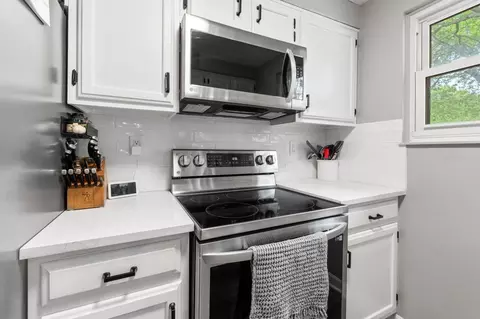 Kitchen - 2165 Millrow Loop, Dublin, OH 43016 photo 6 of 7