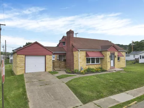 714 E 2nd St, Logan, OH 43138 photo 2