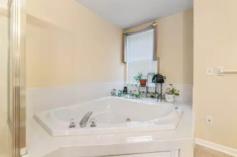 Bath - 7672 Tullymore Dr, Dublin, OH 43016 photo 3 of 9