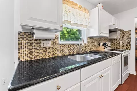 Kitchen - 7672 Tullymore Dr, Dublin, OH 43016 photo 5 of 7