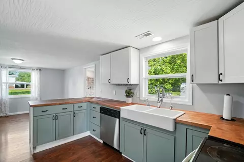 Kitchen - 8897 Spain St S, Irwin, OH 43029 photo 3 of 8