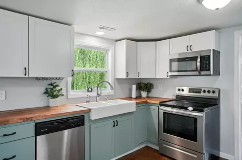 Kitchen - 8897 Spain St S, Irwin, OH 43029 photo 8 of 8