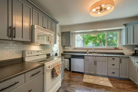 Kitchen - 162 Watt St, Circleville, OH 43113 photo 4 of 5
