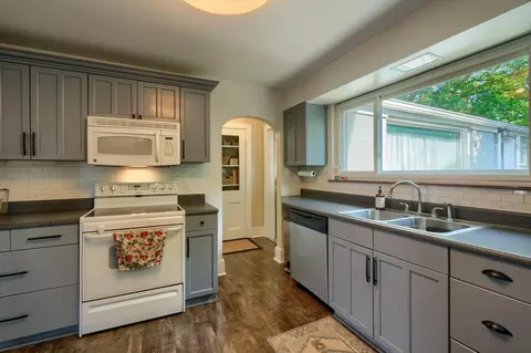 Kitchen - 162 Watt St, Circleville, OH 43113 photo 2 of 5
