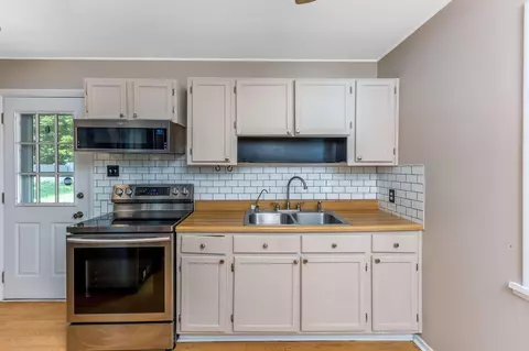 Kitchen - 985 Bucknell Rd, Columbus, OH 43213 photo 3 of 4