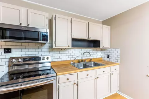 Kitchen - 985 Bucknell Rd, Columbus, OH 43213 photo 2 of 4