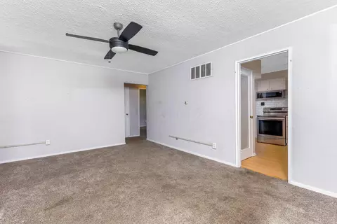 Living - 985 Bucknell Rd, Columbus, OH 43213 photo 1 of 2