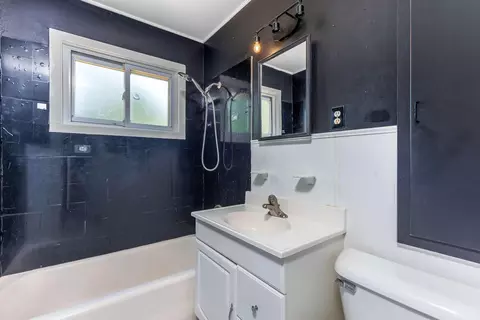 Bath - 985 Bucknell Rd, Columbus, OH 43213 photo 1 of 2