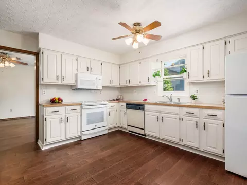 Kitchen - 2247 Sonnington Dr, Dublin, OH 43016 photo 2 of 4