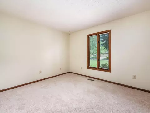 Bedroom - 2247 Sonnington Dr, Dublin, OH 43016 photo 8 of 10