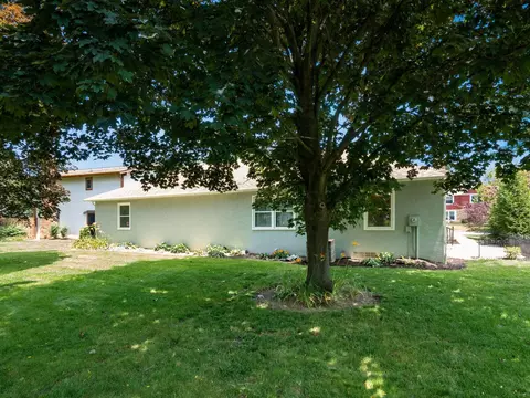 Exterior - 2247 Sonnington Dr, Dublin, OH 43016 photo 8 of 12