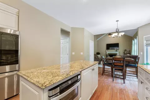Kitchen - 13191 Brandon Cir, Pickerington, OH 43147 photo 6 of 7