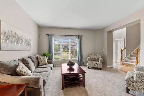 Living - 13191 Brandon Cir, Pickerington, OH 43147 photo 2 of 10