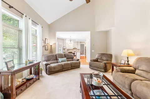 Living - 13191 Brandon Cir, Pickerington, OH 43147 photo 7 of 10