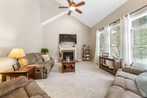 Living - 13191 Brandon Cir, Pickerington, OH 43147 photo 4 of 10