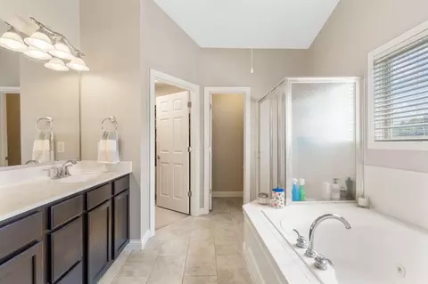 Bath - 13191 Brandon Cir, Pickerington, OH 43147 photo 4 of 12