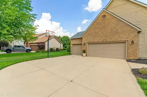 Exterior - 13191 Brandon Cir, Pickerington, OH 43147 photo 6 of 18